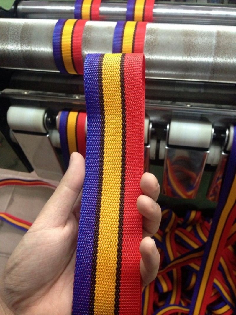 ��ɫ�ֹı���